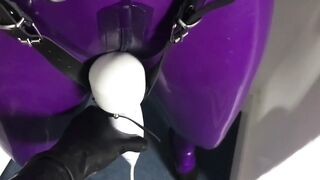 Bizar latex ruhás kefélés