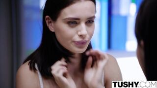 Lana Rhoades hátsó bejáratba tolva