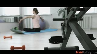 Jogázó tini kis csajt közösül popóba az edő
