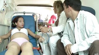 Terhes magyar kokeró spinét a mentőbe dugnak