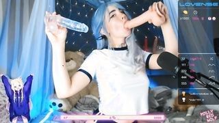 Tini csajszi két vibrátort szop