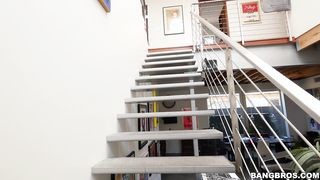Csöcsös világos szőke lány hátsó bejáratba baszva