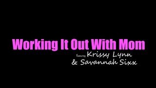 Krissy Lynn és Savannah Sixx a jóga órán