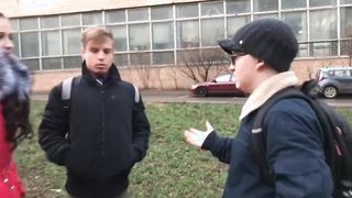 Tini nőcit a haverjai döngetik meg