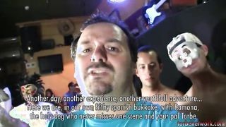 Bukkake party egy kicsike szöszi csajjal