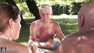 Apa a haverjával rakott meg