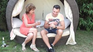 Nagyis felizgult a fiatal srácra
