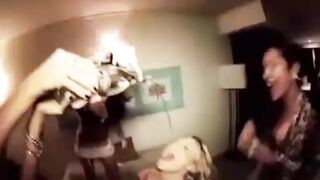 Tini picsa a nevelő testvérén lovagol