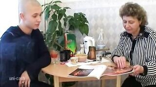 Magányos háziasszony és a tini csávó