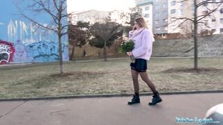 20 éves méretes keblű lakótelepi világos szőke tini pénzért baszik