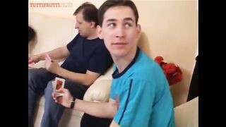 Zsuzsit a roma tini lányt partiba nyomják