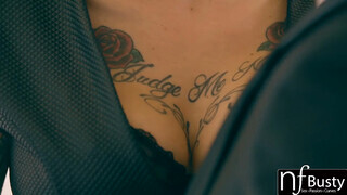 Anna Bell Peaks a tetovált izgató muff