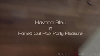 Havana Bleu várja a hatalmas pélót