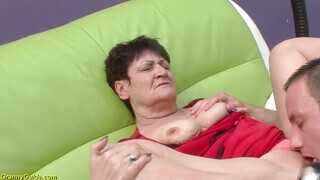 Vén érett nő és a fiatal krapek