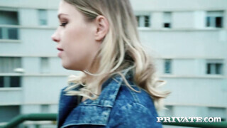 Selvaggia Babe a sztyuárdesz méretes popsikája megpakolva