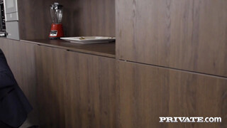 Private - Mona Blue kiborotvált picsája meghágva