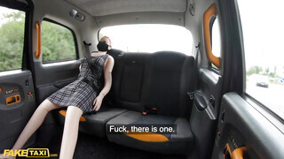 Fake Taxi - Tetovált seggű hölgyemény lovagol