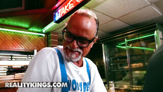 Reality Kings - Sadie Pop a kurva tini bige