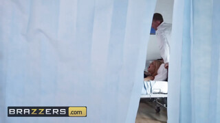 Brazzers - Bonnie Rotten hátsó kapujában az óriás cerka