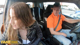 Fake Driving School - Eveline Dellai lovagol a jogsi oktató pöcsén