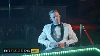 Brazzers - Blanche Bradburry hatalmas pélót kap a segglyukába