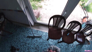 Tetovált orosz tini csajszi a medencénél baszik