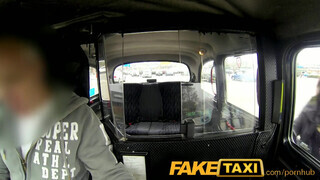 FakeTaxi - a pici lopós fekete picsa megbánja amit tett