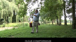 Oldje - Vén hapsi dugja a tini csajszit