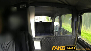 FakeTaxi - élvezz a pinámba a kocsi motorháztetőjén