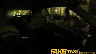 FakeTaxi - olasz nőci a taxiban lovagol