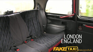 FakeTaxi - műcsöcsös csaj szeret herét nyalni