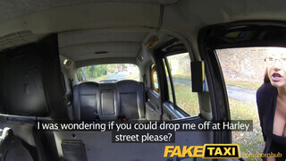 FakeTaxi - méretes keblű Milf szétbaszatja magát a Taxiban