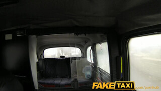 FakeTaxi - kitetovált nőci megrakva a hátsó ülésen