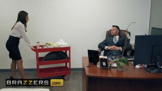 Brazzers - Ella Knox az óriás tőgyes spanyol hölgyemény