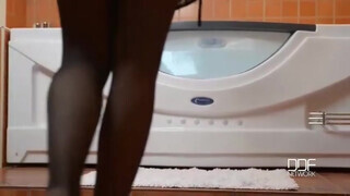 Megan Rain cumizza a saját lábujjait és ujjazza magát
