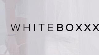 WhiteBoxxx - Nelly Kent a méretes csöcsű román csajszi