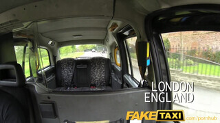 FakeTaxi pornósnak készülő bula megmutatja mit tud