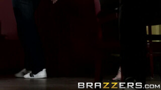 Brazzers - Keiran Lee egyszerre basz meg dupla csajszit