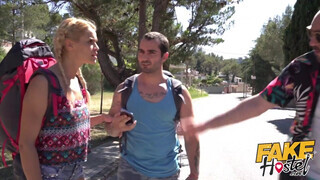 Dupla srác keféli a turista lányt - Fake Hostel