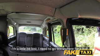 FakeTaxi piercinges kiscsaj a motorháztetőn is kefél