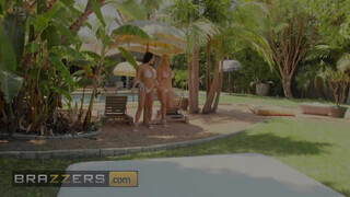 Brazzers - Angela White és Savannah Bond leápolják a kárót
