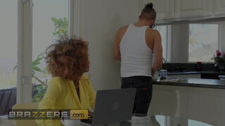 Brazzers - Demi Sutra befogadja a fehér kárót