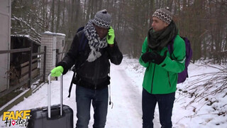 Hatalmas didkós tini spiné és a turista srácok - Fake Hostel