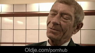 Magyar pornószínész kiscsaj baszik idős csávóval - Oldje