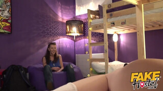 Három leszbi csajszi kényezteti egymást - Fake Hostel