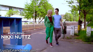 LustyGrandmas - 55 éves háziasszony és a tini krapek