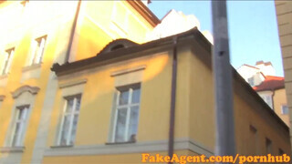 FakeAgent - raven a bombázó milf ordítva élvez