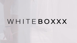 WHITEBOXXX - Világos Szőke tini hölgyemény extra masszázst kap