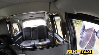 Tetovált ribancok popóba rakva - Fake Taxi