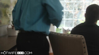 HotwifeXXX - Bunny Colby a férje előtt közösül